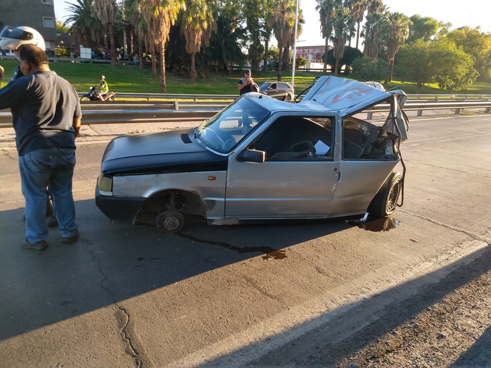 Lo chocaron en la circunvalación y pasó de tener un Fiat Uno a un Smart en segundos