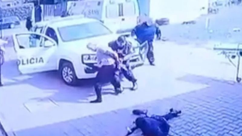 Estaba esposado, le quitó el arma al policía y comenzó a dispararle 