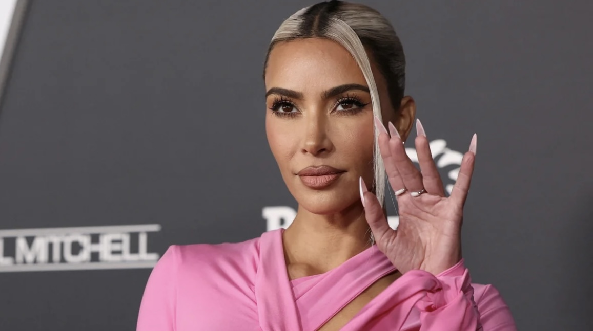 Kim Kardashian llevó a su propio equipo de belleza, fotografía e iluminación para sacarse la foto de la licencia de conducir