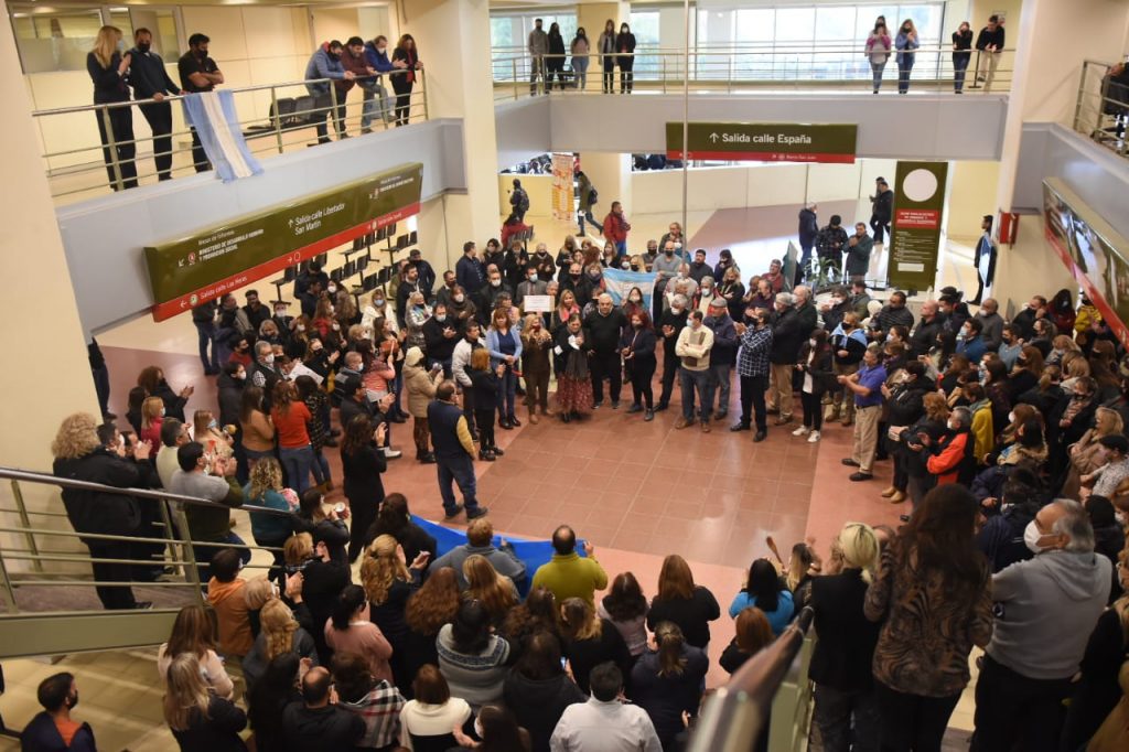 Con una propuesta de un 15%, los estatales no docentes negociaron