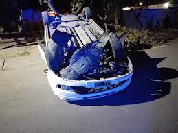 Perdió el control de su auto y volcó en el interior de un barrio