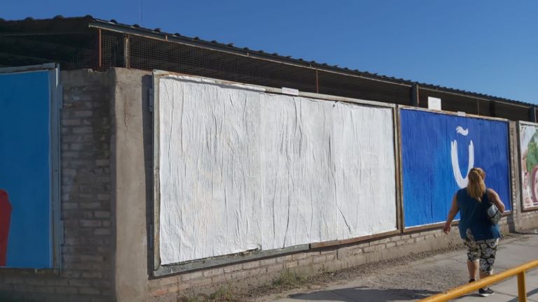 Pelea de leones: Vallejos sacó toda la cartelería de Milei de la vía pública