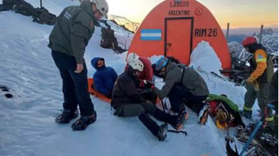 Un andinista con fracturas fue rescatado a 2300 metros de altura en el volcán LanÃn