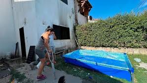 Se salvaron de un incendio tirándose a una pileta de lona: Nos quebrábamos o nos moríamos