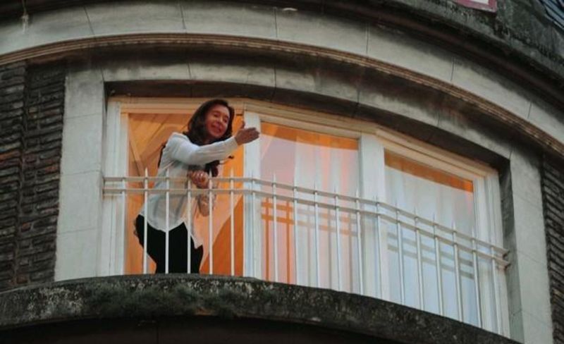 Sigue la vigilia en la casa de Cristina Kirchner para respaldar a la vicepresidenta