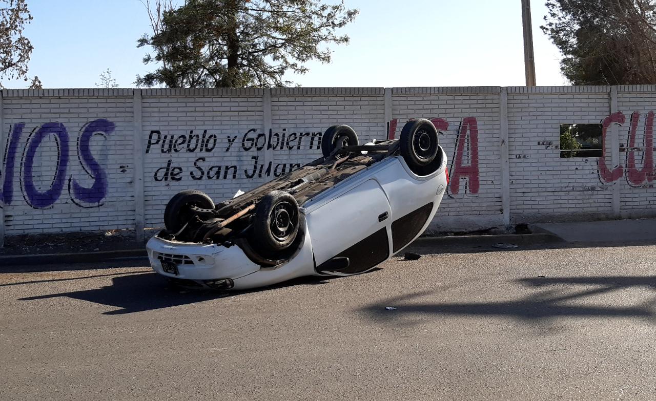 Volcó al perder el control de su auto