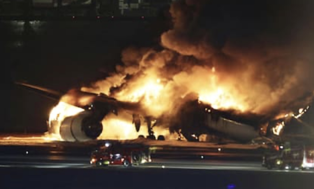 Un avión quedó envuelto en llamas en el aeropuerto de Tokio: hay cinco muertos
