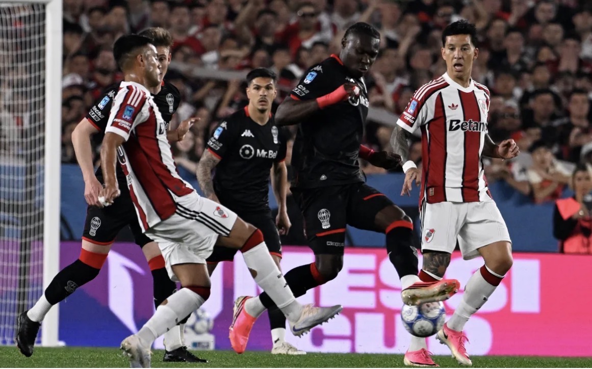 Huracán sorprendió a River en el Monumental y cortó el invicto de Ponzio