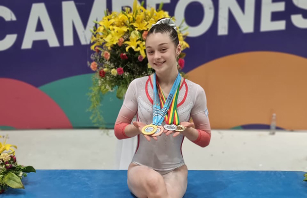 Mia Mainardi, una gimnasta argentina de 14 años, se consagró campeona del mundo junior en Turquía