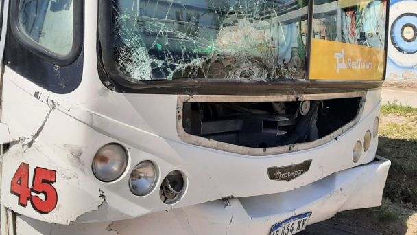 Un colectivo de la Red Tulum chocó contra una combi en Rivadavia