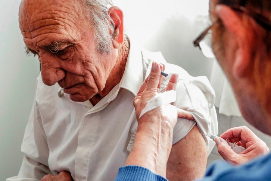Atención abuelos: ya está disponible la vacuna antigripal de PAMI