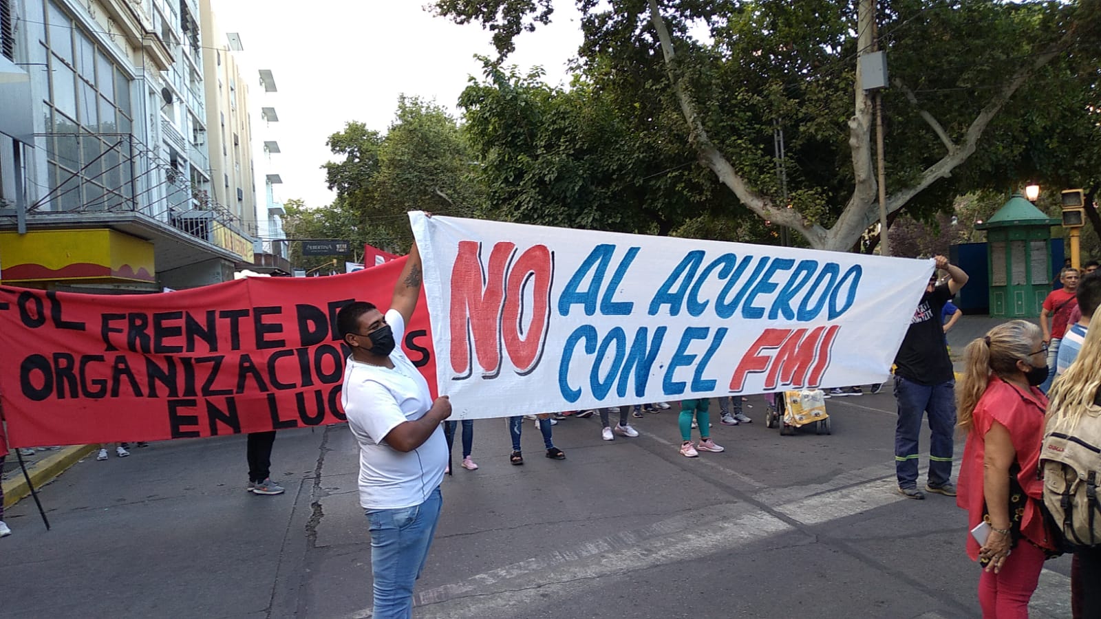 La izquierda copó la Plaza 25 de Mayo con cánticos contra el FMI