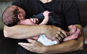 Cinco familias argentinas con bebés de vientres subrogados lograron salir del país