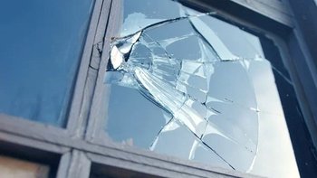 Un hombre rompió los vidrios de la casa de su ex para intentar ingresar
