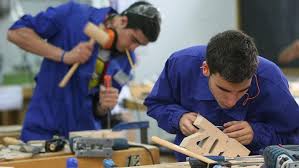 En San Juan cada vez son más los padres que autorizan a sus hijos para trabajar 
