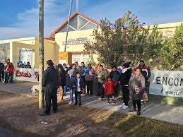 Padres hartos de que sus hijos estudien en un pasillo, tomaron la escuela