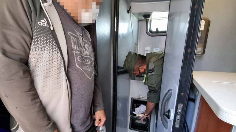 Quiso esconder cocaÃna en el baño de un colectivo, pero fue descubierto