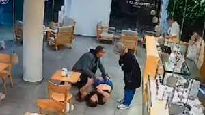 Palermo: un hombre entró herido de una puñalada en una heladería, se desplomó y murió