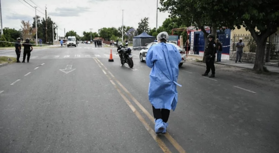 Un fuerte choque entre una moto y un auto dejó como saldo una mujer fallecida 