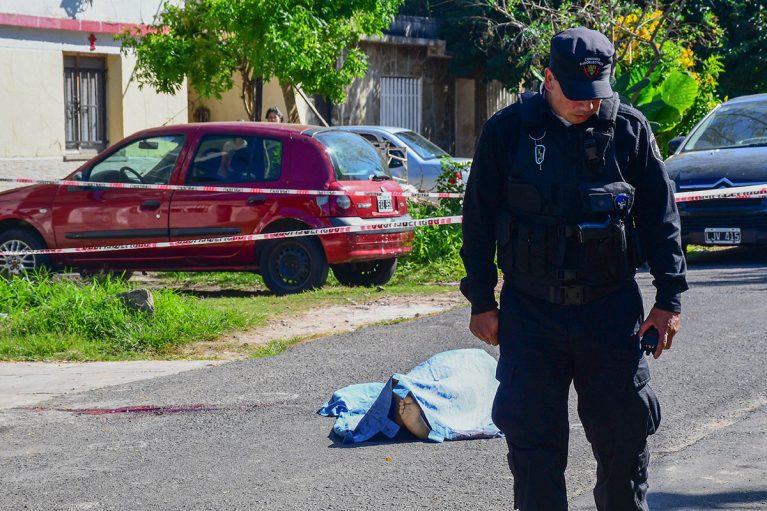 Rosario: Matan a balazos a una mujer que quedó en medio de un enfrentamiento