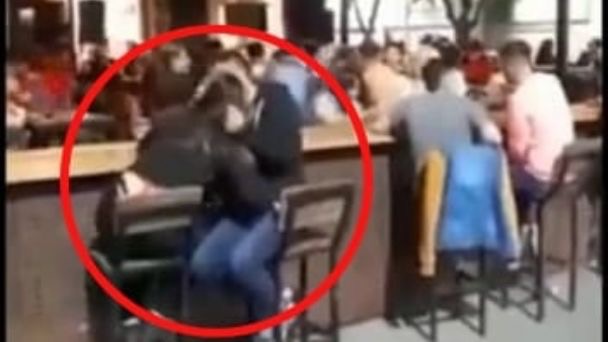 Un hombre golpeó a su novia en un bar y el video se hizo viral