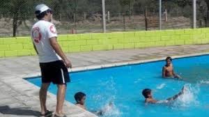 Las piletas públicas deberán tener al menos dos guardavidas