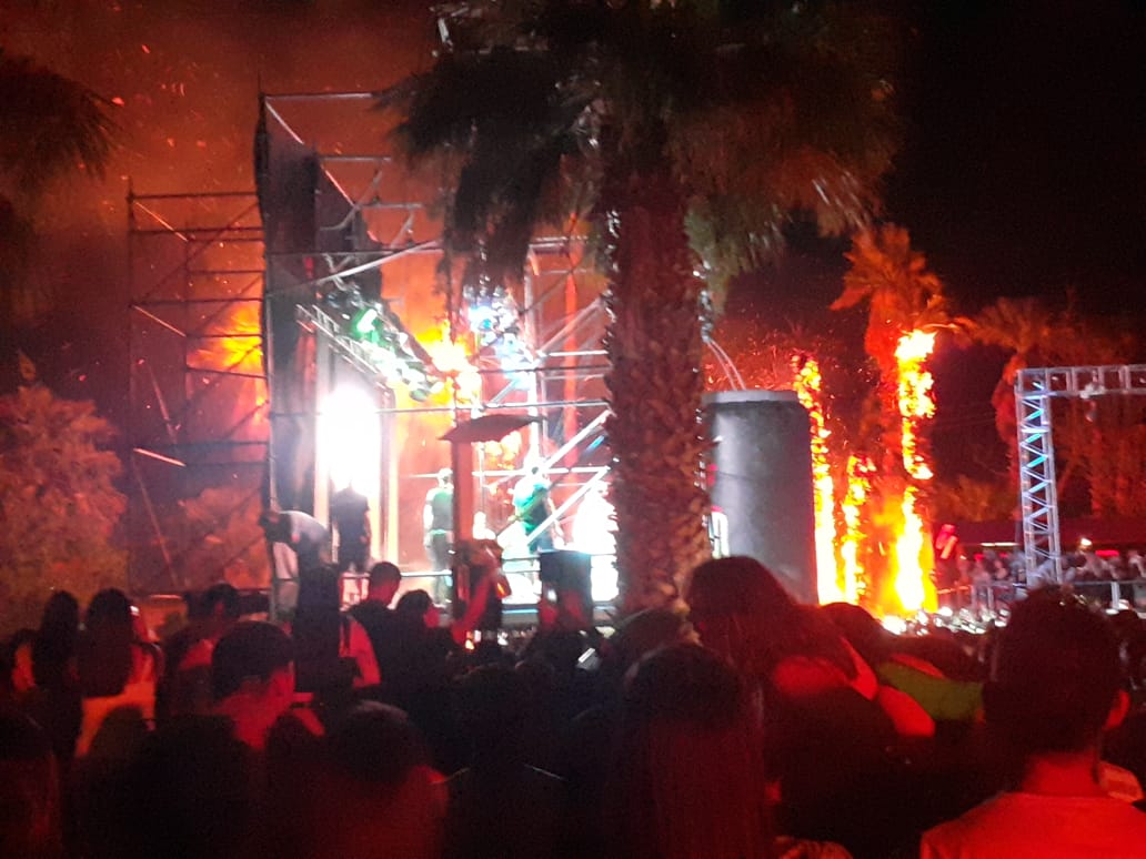 Fuegos artificiales hicieron arder unas palmeras en un conocido boliche de Pocito