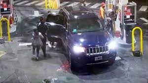 En tan solo segundos, nueve "pirañas" le llevaron la camioneta en una estación
