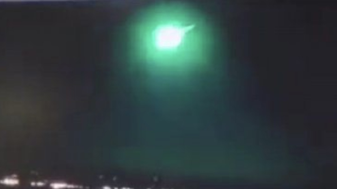 ¿Meteorito en Bariloche? Una extraña y potente luz iluminó a toda la ciudad en plena noche