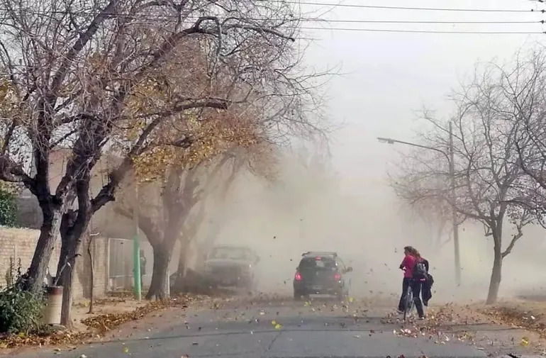 Anuncian ráfagas de casi 60 km/h en San Juan y preocupa la hora clave