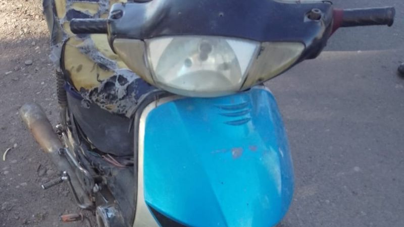 Hacían piruetas en una moto:cuando la policía los detuvo se supo que era robada
