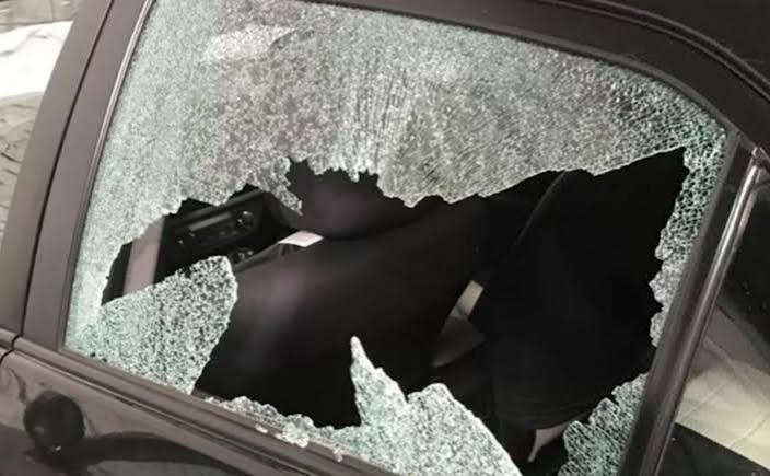 Rompieron el vidrio de un auto en pleno centro sanjuanino y robaron una cartera con dinero