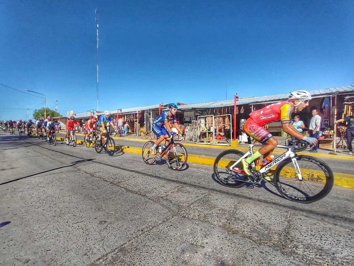 Regalo sobre ruedas: en el día de su aniversario Chimbas se quedó con el ciclismo