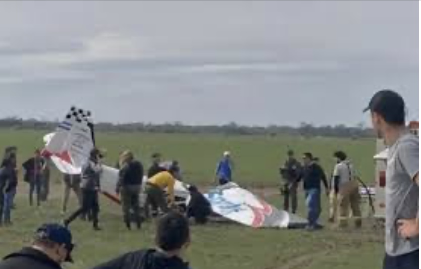 Dramático accidente en Chaco: cayó un avión durante una exhibición y murieron dos personas