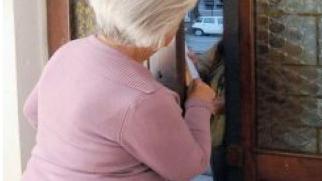 Le hicieron el cuento del tío a una abuela y le robaron 100 mil dólares