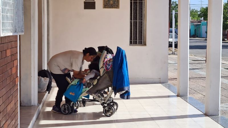 Una mamá con 2 bebés está hace días en la puerta de una iglesia