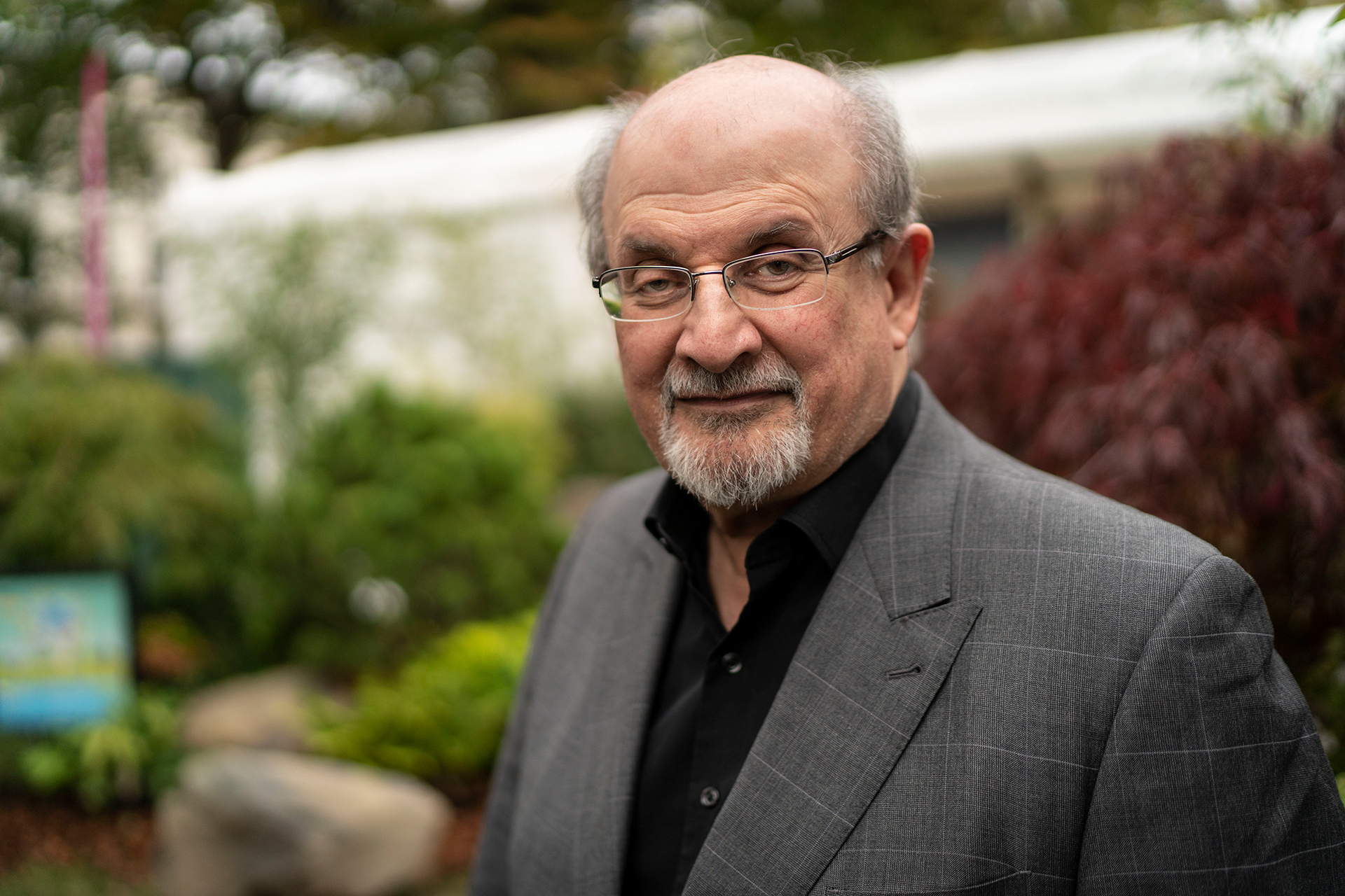Salman Rushdie internado en estado crítico: podría perder un ojo y su hígado fue dañado