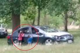 Una pareja bajó a sus hijos del auto para mantener relaciones sexuales en medio de un parque