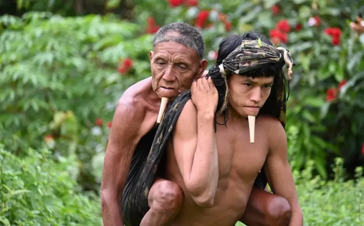 La emocionante imagen del joven que cargó a su padre durante 6 horas para que lo vacunaran