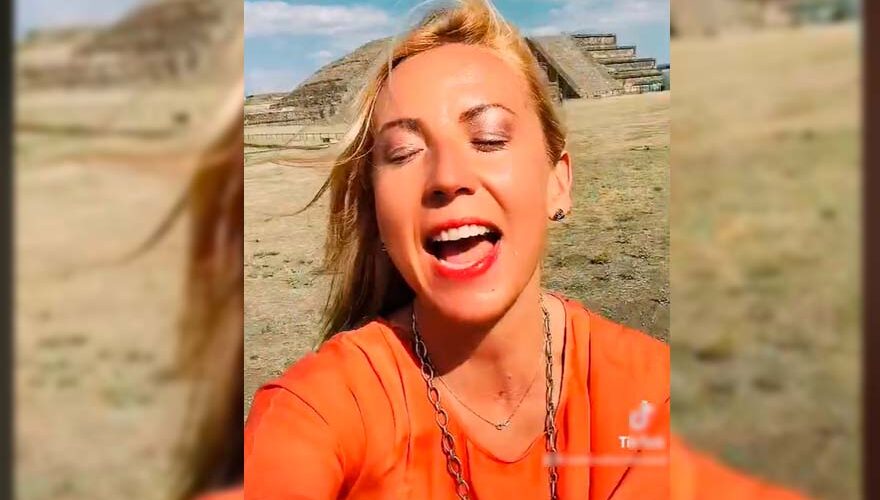 De locos: una mujer asegura ser un portal galáctivo y hasta habla en "extraterrestre"