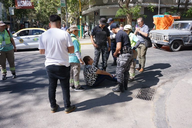 Un taxista atropella a una abuela mientras cruzaba la calle por la senda peatonal