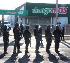 Refuerzan la vigilancia en supermercados por temor a efecto contagio de saqueos 