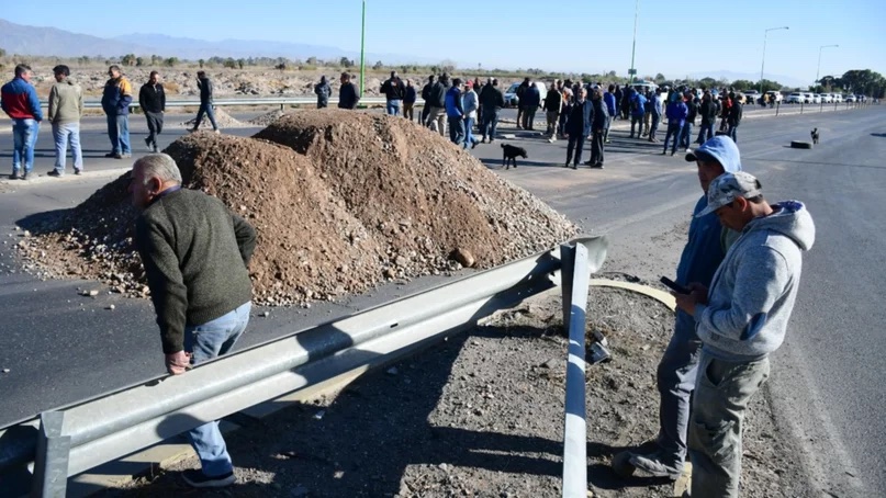 Tras el reclamo y corte en Ruta 40, Uñac recibió a familiares de fallecidos en accidentes
