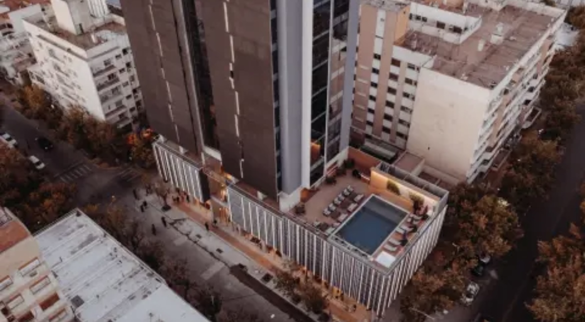 Mirá el nuevo hotel 5 estrellas de San Juan que se convirtió en el edificio más alto de la Ciudad