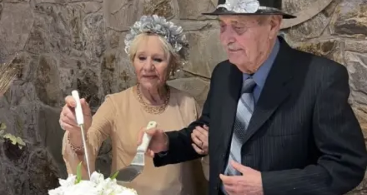 Dos abuelos se conocieron por Tinder, comenzaron una relación y se casaron 