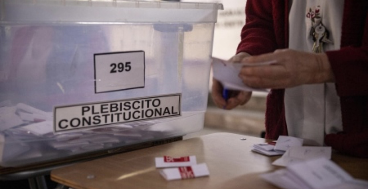 Chilenos votan por aprobar o rechazar segundo proyecto de nueva Constitución