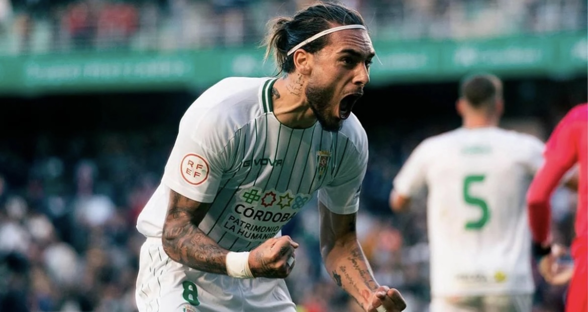 Dramático momento en el fútbol español: un jugador sufrió un paro cardíaco y se desplomó en pleno partido