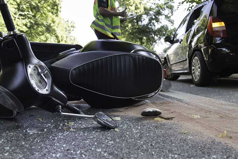 Un hombre está en grave estado tras chocar con su moto