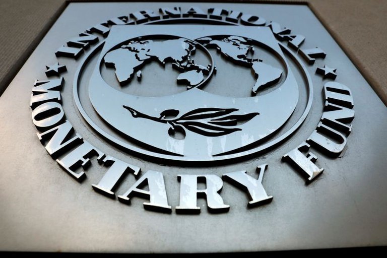 El FMI, con preocupación por exceso de pesos y emisión de bonos en dólares