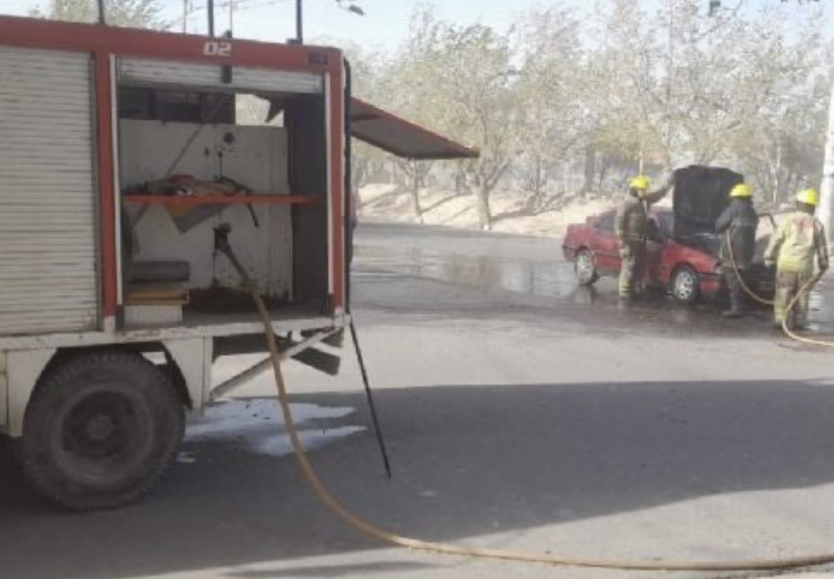 Estaba adentro de su auto, la movilidad comenzó a incendiarse y tuvo que salir por la ventanilla 